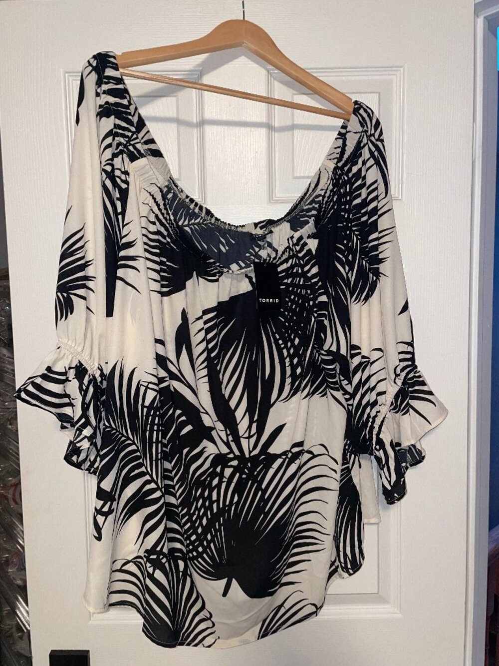 NWT Torrid Black & White Palm Off-The-Shoulder Ruffle Top - Size 4